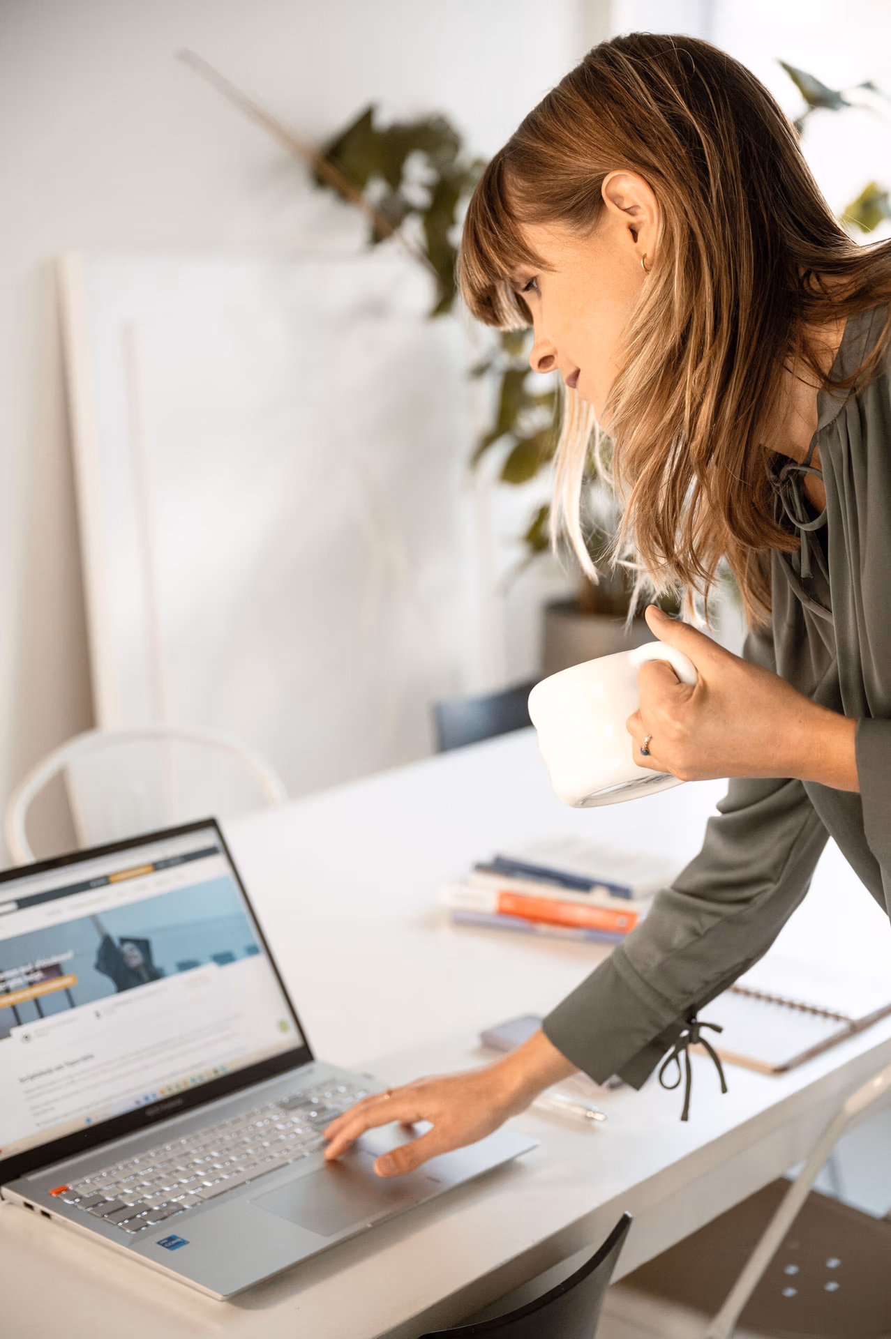 scriptiebegeleider achter laptop met koffie
