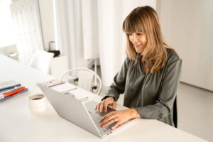achter de computer typen (scriptie, research gap)
